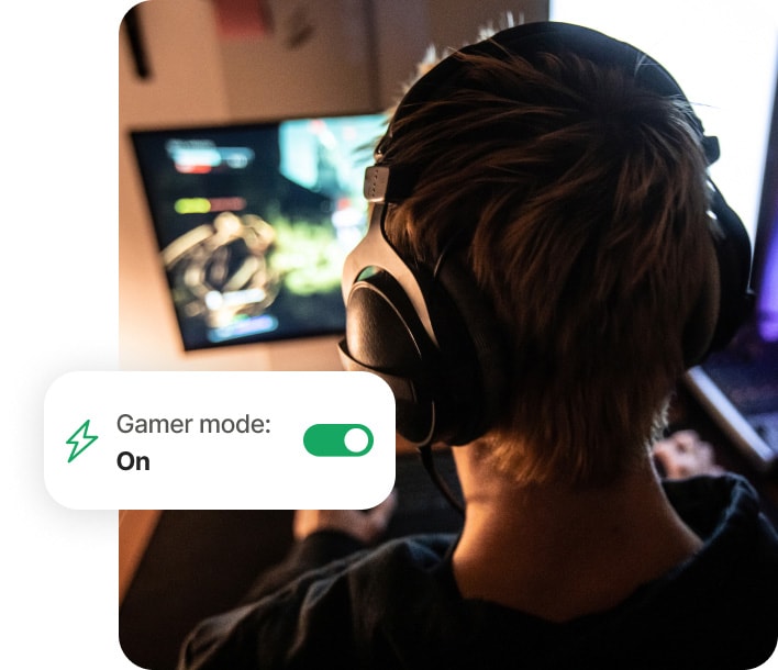 Junge beim Spielen von Games auf einem Computer mit Norton 360 for Gamers